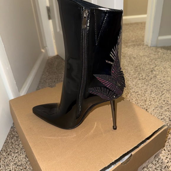Elegant Black Stiletto Ankle Boots - Picture 3 of 3